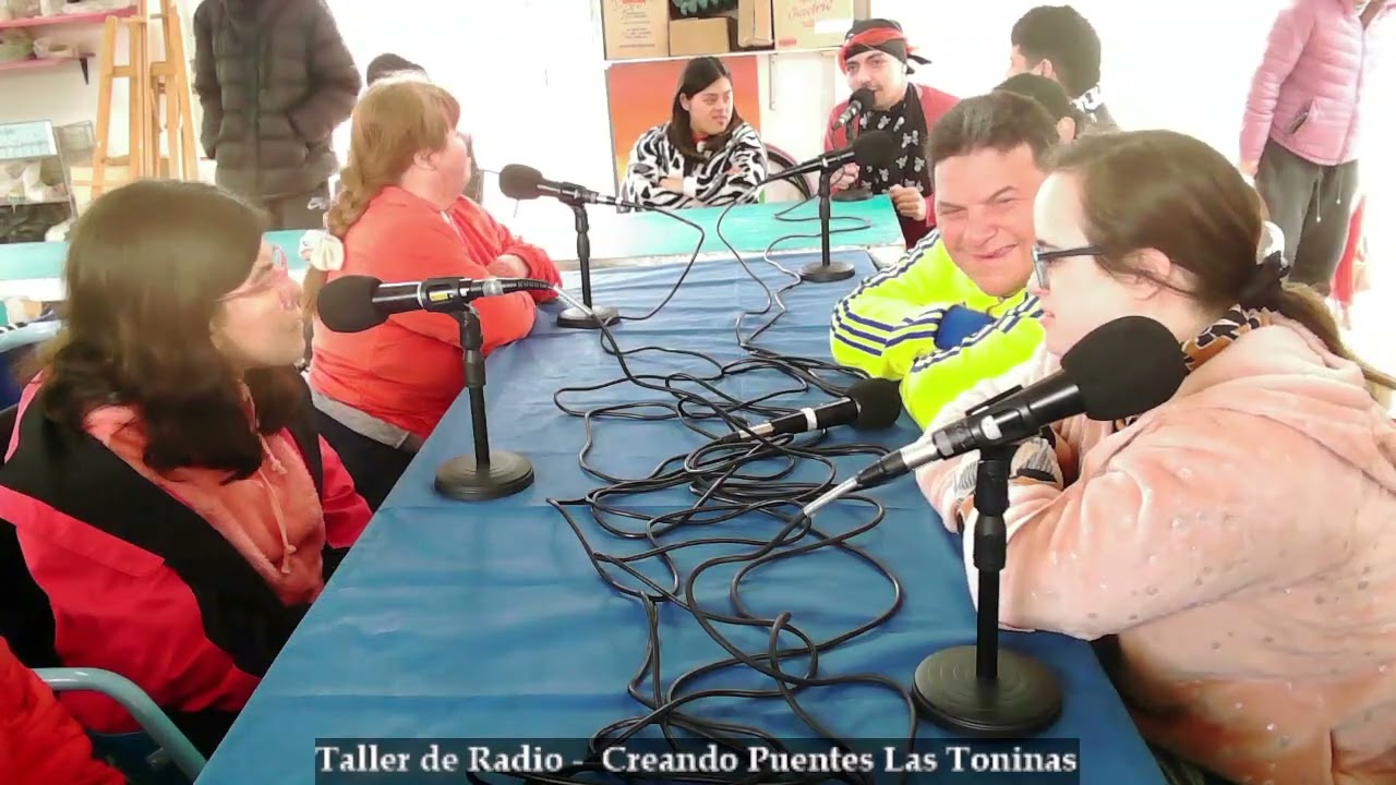 Participantes de Creando Puentes realizando el programa en el Centro Cultural